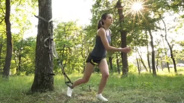 공원에서 야외에서 Trx와 운동을하는 매력적인 스포티 — 비디오