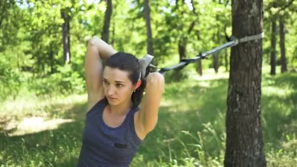 Prettyyoung Mulher Esportiva Fazendo Exercícios Com Trx Livre Parque Cidade — Vídeo de Stock