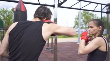 4. Şehir parkı açık spor kendini savunma kadının Eğitim boks süreci. Sabit atış