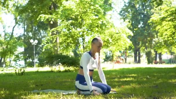 Yoga Asana Kvinna Sommar City Park Gör Meditation Övningar Slider — Stockvideo