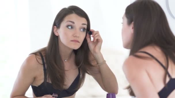 Joven Hermosa Mujer Sexy Modelo Lencería Hacer Maquillaje Reflejo Espejo — Vídeo de stock