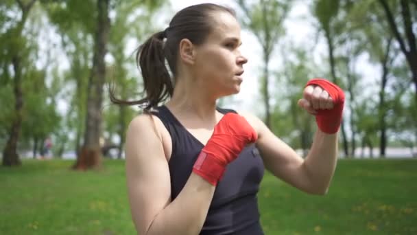 Boxerin Beim Training Mit Boxsäcken Auf Der Straße Stadtpark Stetiger — Stockvideo