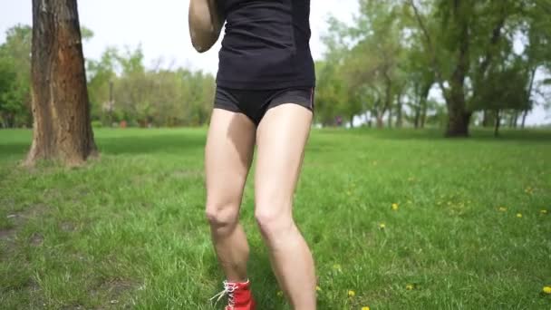 Vrouwelijke Boxer Training Met Pons Zakken Street City Park Steady — Stockvideo