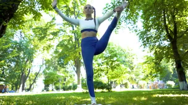 Pretty Adult Yoga Woman City Park Meditation Exercises Asana Steady — Stock Video