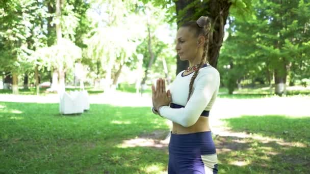 Ejercicios Contemporáneos Meditación Yoga Mujer Adulta Parque Urbano Asana Disparo — Vídeos de Stock
