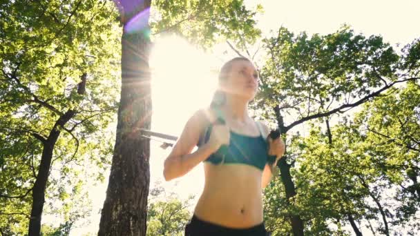 Pretty Ung Kvinna Gör Övningar Med Trx Utomhus Sommarpark Solsken — Stockvideo