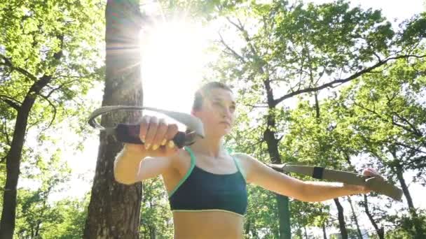 Mooie Jonge Vrouw Doet Oefeningen Met Trx Buitenshuis Zomerpark Zon — Stockvideo