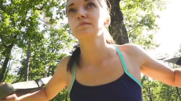 Mooie Jonge Vrouw Doet Oefeningen Met Trx Buitenshuis Zomerpark Zon — Stockvideo