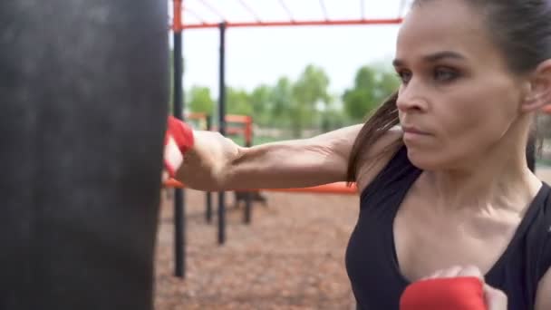 Zwolnionym Dorosły Kobieta Bokserki Proces Szkolenia Park Miejski Zewnątrz — Wideo stockowe