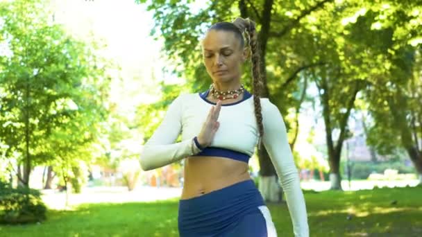 Exerciții Meditație Yoga Ale Unei Femei Destul Adulte Parcul Însorit — Videoclip de stoc