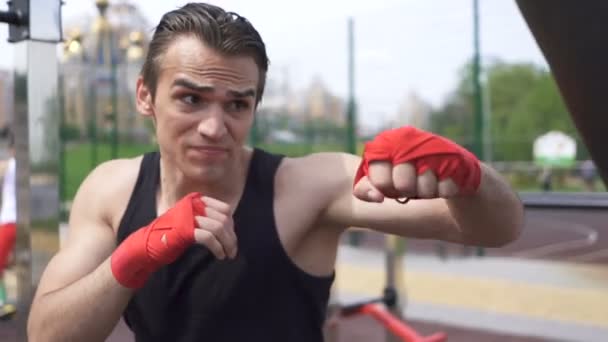 Movimento Lento Muscular Homem Atraente Boxeador Faz Golpes Local Treinamento — Vídeo de Stock