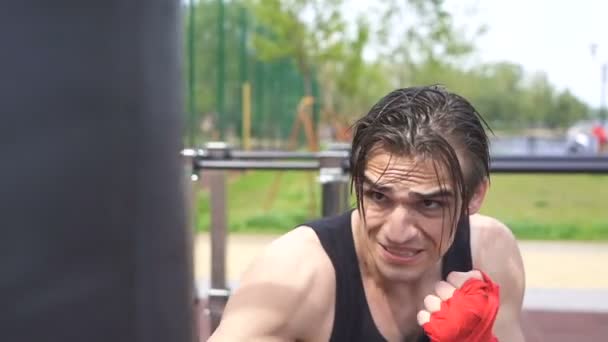 Slow Motion Aantrekkelijke Gespierde Jonge Man Boxer City Training Plaats — Stockvideo