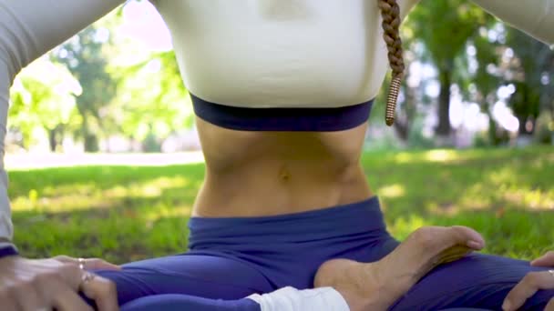 Mujer Parque Verano Hacer Ejercicios Meditación Yoga Danza Del Vientre — Vídeo de stock