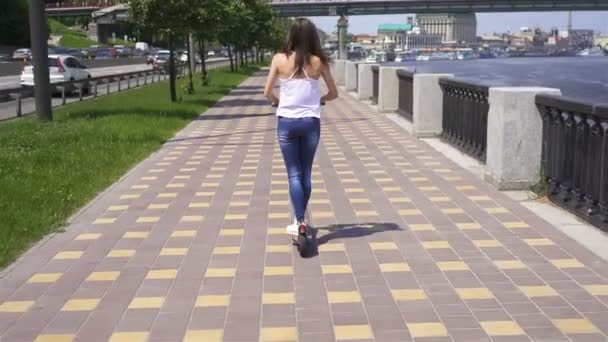 Elég Fiatal Lány Lovaglás Elektromos Robogó Város Területén Egyenletes Szemcsésedik — Stock videók