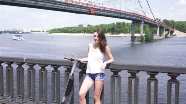 Jeune Jolie Fille Debout Sourire Près Scooter Électrique Dans Région — Video