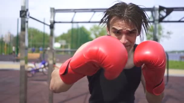 Slow Motion Ung Muskulös Man Boxare Röda Handskar Blåser Kameran — Stockvideo