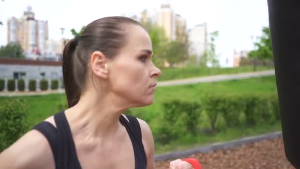 Повільний Рух Жіночий Боксер Навчальний Процес Ударів Міський Парк Відкритий — стокове відео