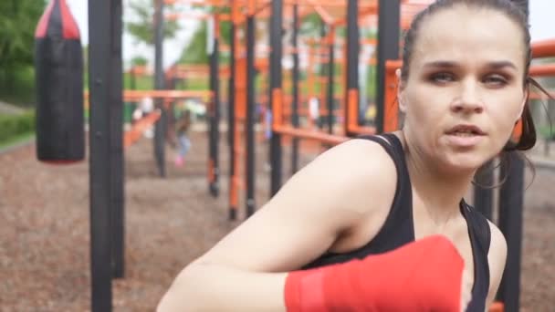 Mujer Boxeadora Hace Golpes Cámara Parque Ciudad Aire Libre Disparo — Vídeo de stock