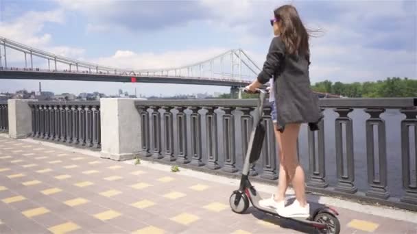 Jonge Vrouw Rijden Elektrische Scooter Stadgebied Stabiel Schot Achteraanzicht — Stockvideo