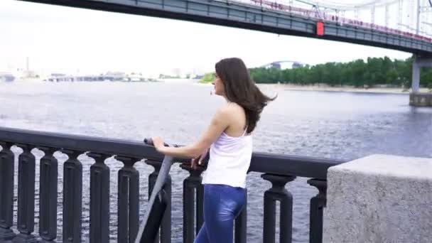 Gelukkig Jonge Brunette Vrouw Staan Buurt Van Elektrische Scooter Stadgebied — Stockvideo