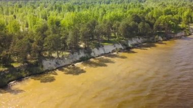 4k Hava. Toprak su ve ahşap ile kıyı şeridi üzerinde fly. Panorama kompozisyonu 