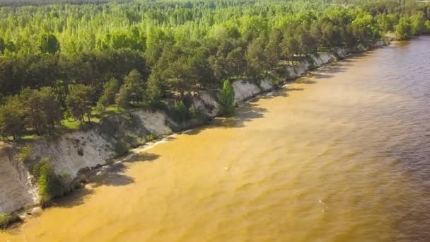 Antenne Fliegen Über Die Küste Mit Schmutzwasser Und Holz Diagonale — Stockvideo