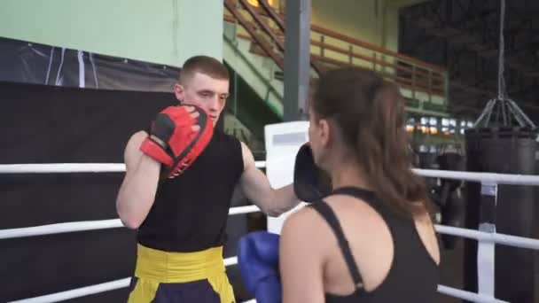 Boxnings Lag Man Professionell Boxare Undervisar Kvinna Ring Blåser Handen — Stockvideo
