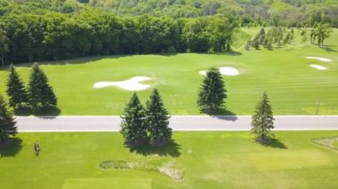 4k . Hava. İnsanlar siluetleri, yanal hareket ile yeşil çayırda yol üzerinde fly 