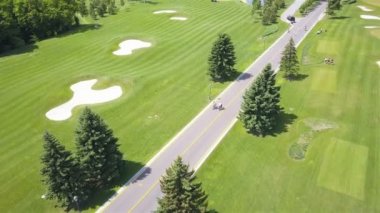 4k . Hava. İnsanlar siluetleri ile yeşil çayırda yol üzerinde fly, üst görünümü, dönüş 