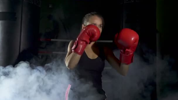 Mulher Pugilista Luta Com Sombra Fumaça Salão Treinamento Escuro Conceito — Vídeo de Stock