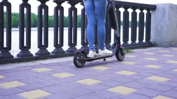 Piernas Niña Montar Scooter Eléctrico Área Ciudad Disparo Constante — Vídeo de stock