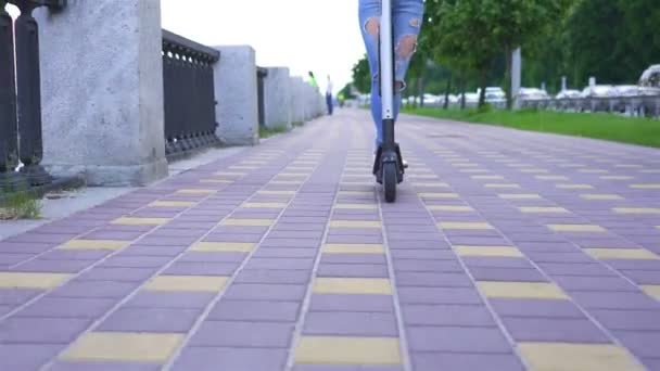 Pernas Menina Montando Scooter Elétrico Área Cidade Disparo Firme — Vídeo de Stock