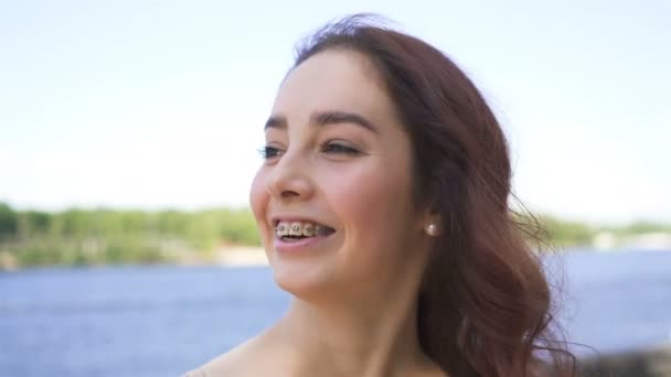 漂亮的微笑的年轻女子站在夏季市区 面部肖像 牙齿上的煤块 — 图库视频影像