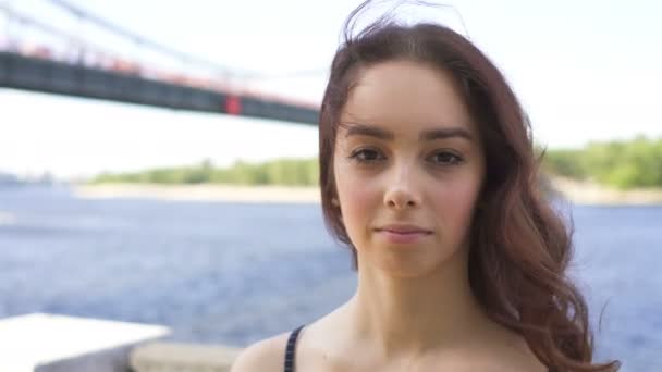 Oldukça Gülümseyen Genç Kadın Yaz Şehir Bölgesinde Standı Yüz Portresi — Stok video
