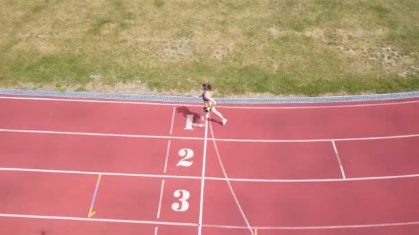 Antena Bieganie Brunetka Kobieta Stadionie Zdrowe Życie — Wideo stockowe