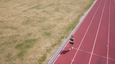 4k . Hava. Genç kadın esmer stadyumda çalıştırmak, üst görünümü, düşük boylu. Sağlıklı yaşam