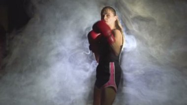 Duman gölge ile kadın boksör mücadele, karanlık eğitim salonu. Boks kavramı, nefsi müdafaa takımı