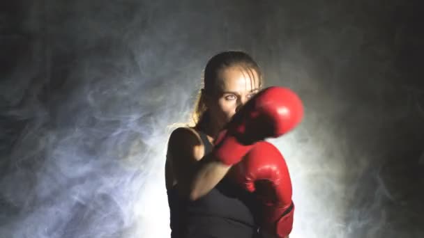 Erwachsene Boxerin Kämpft Schläge Rauch Selbstverteidigungsteam — Stockvideo