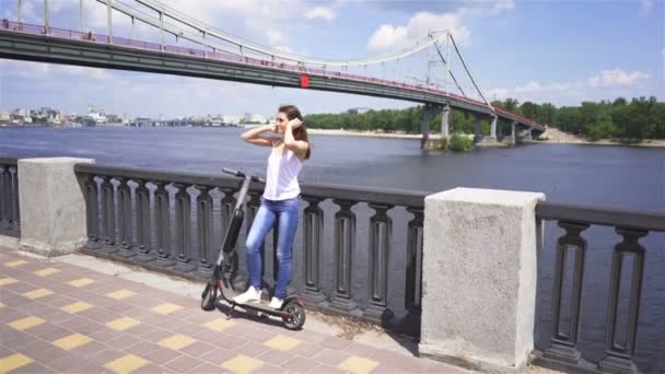 Gelukkig Jonge Brunette Vrouw Staan Buurt Van Elektrische Scooter Stadgebied — Stockvideo