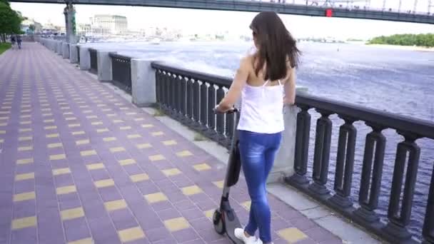 Mooi Meisje Rijden Elektrische Scooter Stadgebied Buurt Van Rivier Stabiel — Stockvideo