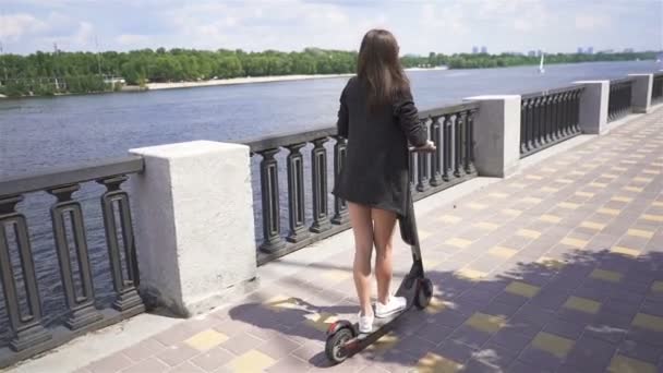 Cámara Lenta Chica Moderna Caballo Scooter Eléctrico Área Ciudad Cerca — Vídeo de stock