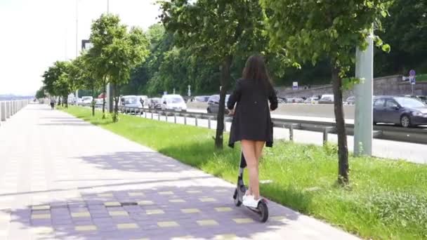 Rallentatore Ragazza Moderna Guida Scooter Elettrico Nella Zona Della Città — Video Stock