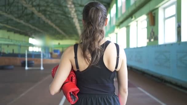 Mulher Boxeador Com Luvas Boxe Vermelho Virar Salão Treinamento Olhar — Vídeo de Stock