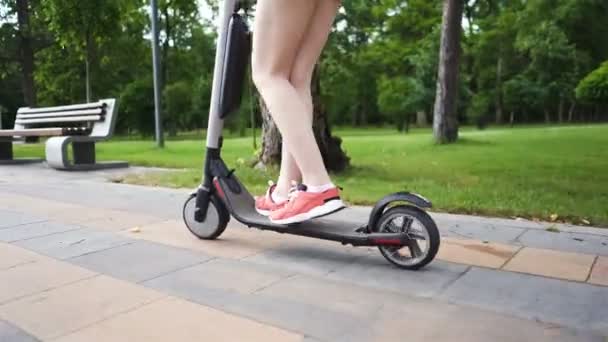 Benen Van Het Meisje Beginnen Rijden Elektrische Scooter Stadspark Gebied — Stockvideo