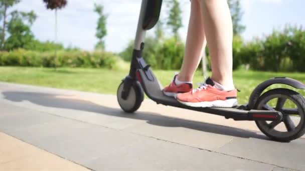 Slender Jambes Fille Équitation Scooter Électrique Dans Zone Parc Ville — Video