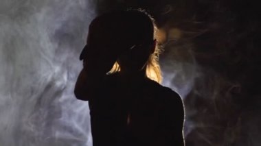 Yetişkin kadın boksör mücadele duman darbeler yok, boks kavramı, kendini savunma ekibi, yavaş hareket