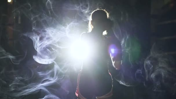 女子拳击手战斗在烟雾中吹 拳击的概念 自卫队 慢动作 — 图库视频影像