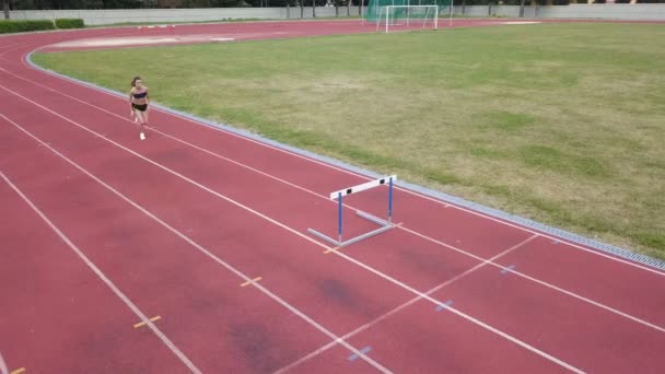 Athletin Auf Kurs Junge Läuferin Läuft Auf Stadionkurs Springt Durch — Stockvideo