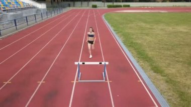 Havadan ateş. Bayan atlet pistte. Stadyum yolunda koşan genç koşucu, bariyerlerden atlıyor. Sağlıklı yaşam