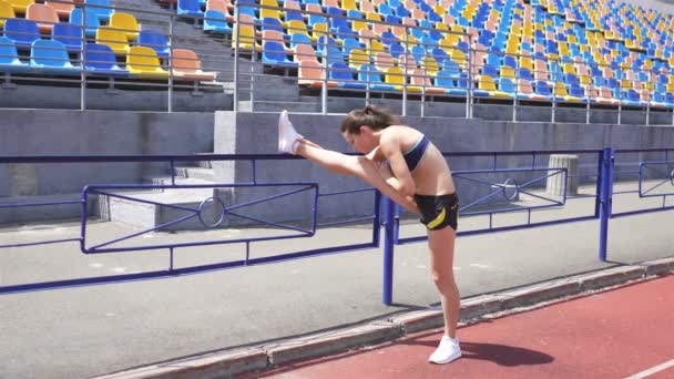 Slanke Jonge Sportieve Meisje Stadion Warm Lichaam Voor Training — Stockvideo